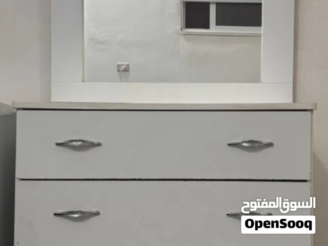 تواليت غرفة نوم لون أبيض