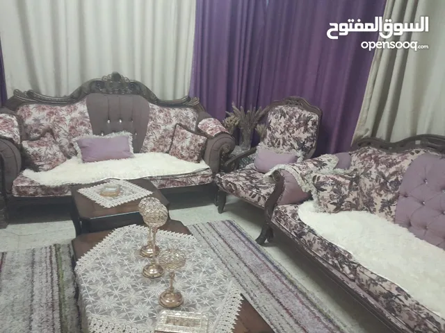 طقمين كنب بحالة جيده للبيع
