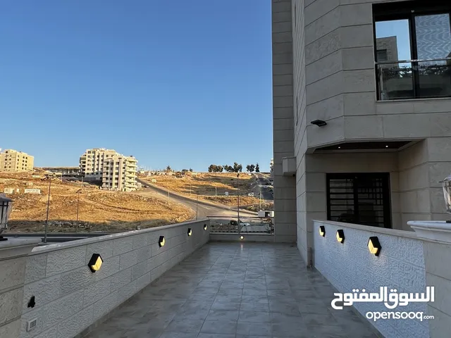 شقة ارضية للبيع 95م مع ترس 50م (سكنية - استثمارية) في ديرغبار شارع ال 60 ، مطبخ راكب ، تدفئة غاز