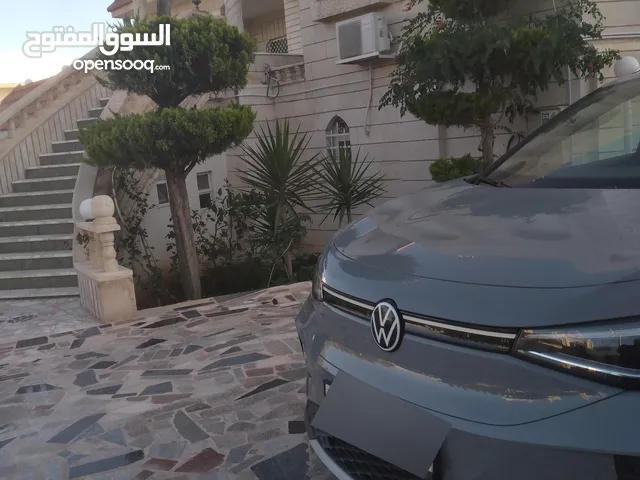 فولكس فاجن اي دي فور موديل 21 بحالة الوكاله مجمركه ورخصه ولا ينقصها شي كامله الإضافات.