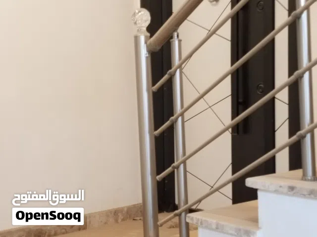 مجمع تجاري صغير به شقق وبدروم واجهتين طريق خدمات سوق الجمعة