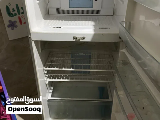 ثلاجة مستعملة  نظيفة توشيبا فقط الكومبريسر فيها خربان قابل للتفاوض. للجادين فقط