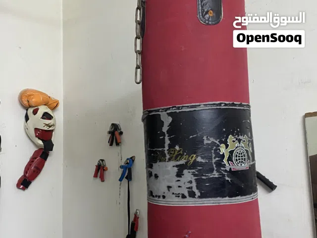 كيس ملاكمه مع الخوذه والقفاز