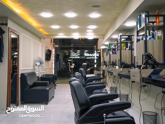 صالون حلاقة للبيع في منطقة حيوية في خلدا