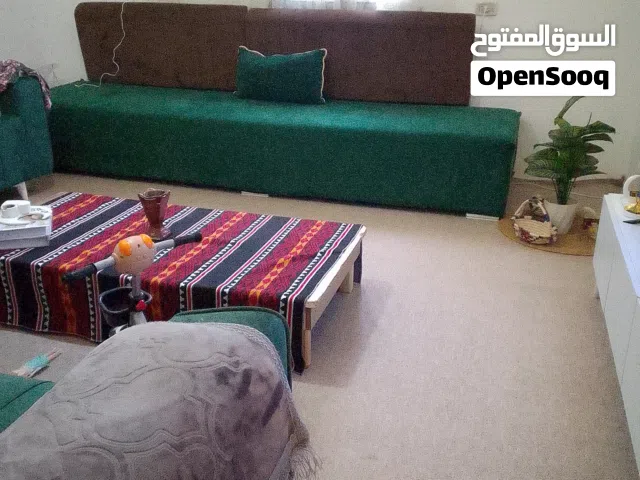 صالون  نظام بف مقاس طول 3 متر وعرض 70 لون تصلي رصاصي معاه غلاف أخضر بسعر 350