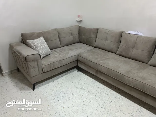 طقم كنب كورنر جديد خشب سويد ومقاعد دانلوب مع مجوزة لون بني بحالة ممتازة جديد غير شامل التوصيل