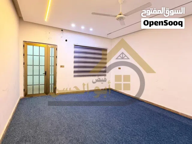بناية تجارية مميزة للايجار في منطقة الطويسة , بمساحة 200