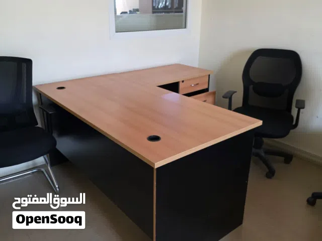 للبيع مكاتب بحاله ممتازة كالجديد المكتب 28 الكرسي متحرك او ثابت 12 دينار