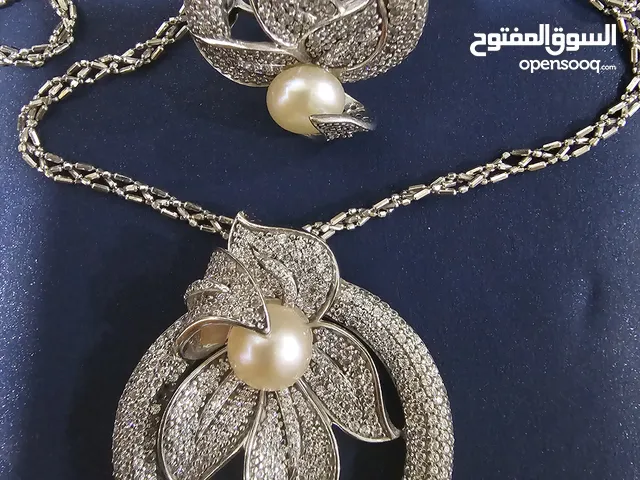 طقم داماس لازوردي وزن تقريبا 24 ونص جرام عيار 18 مع الفاتورة