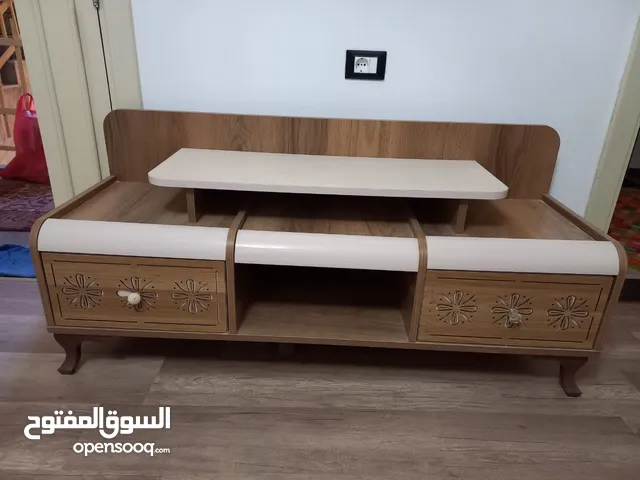 بساط وطاولة وثريا