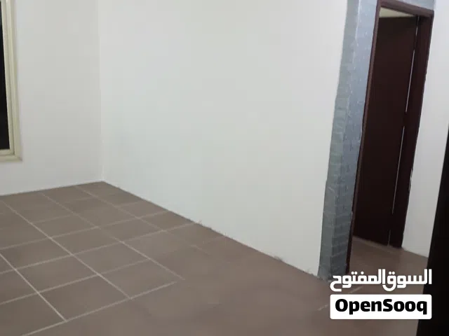 شقة للايجار غرفتين وحمامين وصاله ومطبخ عزوبي شركات موقع ممتاز ساحات براكن