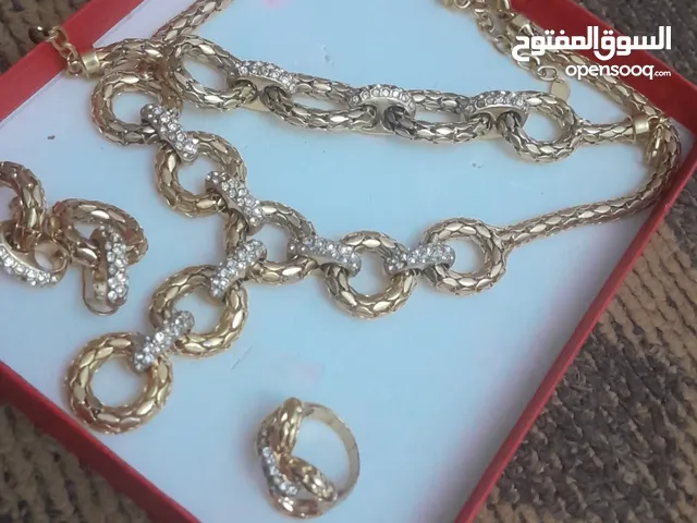 تعليقه كامله عقد وحديدة وخاتم وخراص جميله جداا في اللبس ذهب افريقى لايتغير لونه