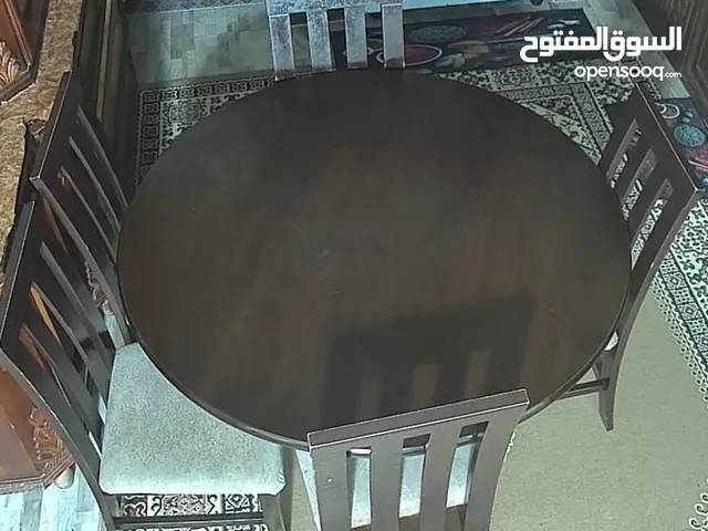 طاولة مع أربعة كراسي خشب اصلي