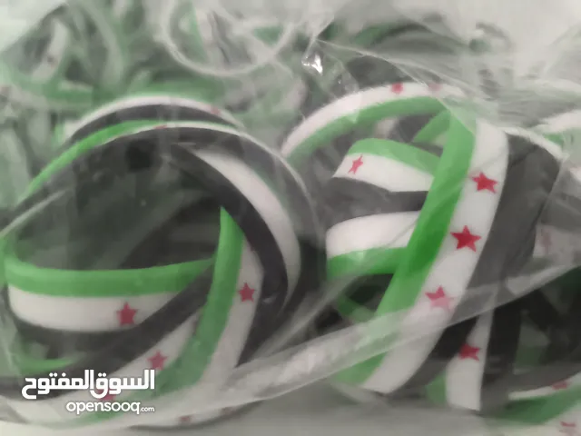 اسوار يد رجاليه ونسائية علم سوريا واسعه قليلا لاتقع من اليد وجودتها جيدة جدا و الكمية كبيرة جدا