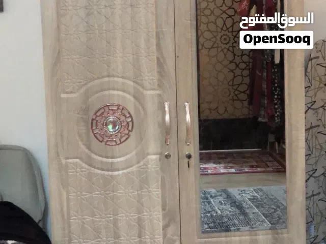 خزانة ملابس كبيره من الداخل بها درجين و درفه بها ارفف والثانيه بها رف وعلاق