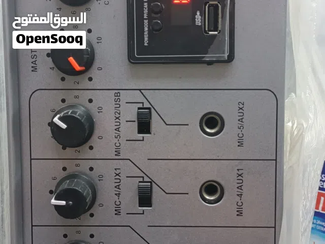مضخم صوت مع سماعتين كبار