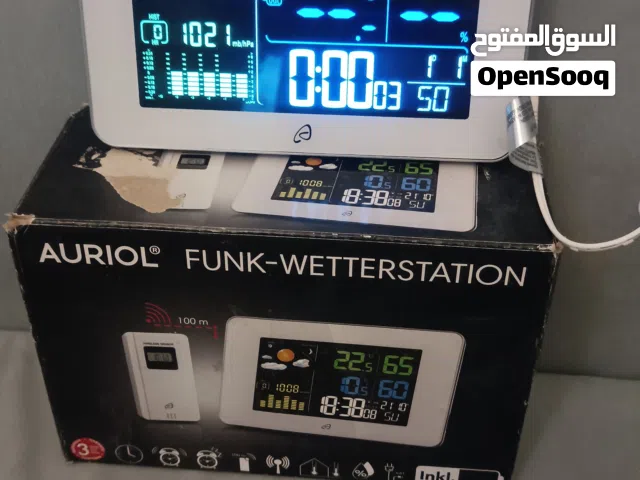 جهاز قياس درجة الحرارة وكذلك الرطوبة  بمعنى يعطيك حالة الطقس اليومية  جهاز متطور وعملي وتقني
