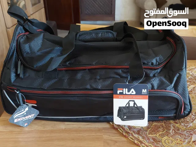 شنتة ماركة FILA اصلية جديدة صناعة كمبوديا للسفر او الجيم مع جيبة خارجية لون جيشي