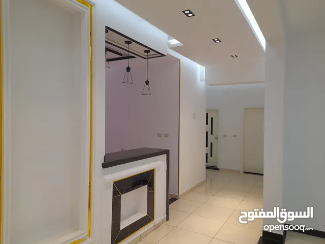 مبنى إداري 3دوار تشطيب حديث للإيجار على البحر رئيسي طريق الشط بعد مصحة يشفين 40 دار