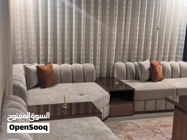 تفصيل وتنجيد جميع موديلات الكنب حسب الطلب مع ضمان على جودة الشغل لايقل  على 10سنوات خشب وأسفج وخياطه