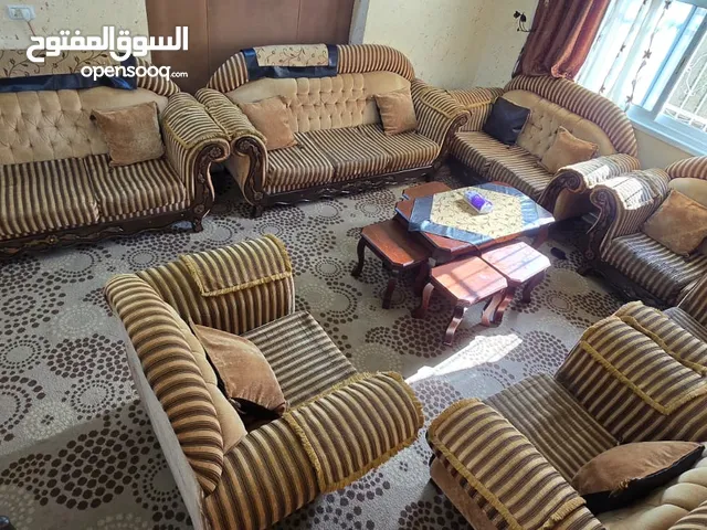 طقم كنب مستعمل بتكون من 14 مقعد بحاله ممتازه..يعني طقمين بسعر مغري جدا
