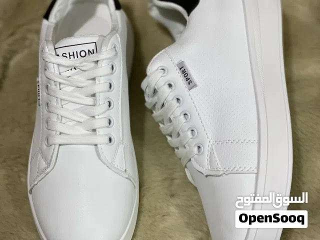 احذية شبابية ابيض واسود جميع المقاسات متوفرة