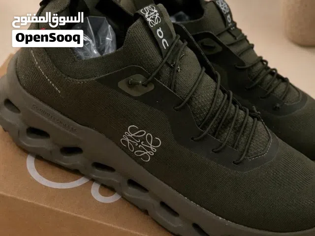 حذاء On Running زيتي مقاس 45