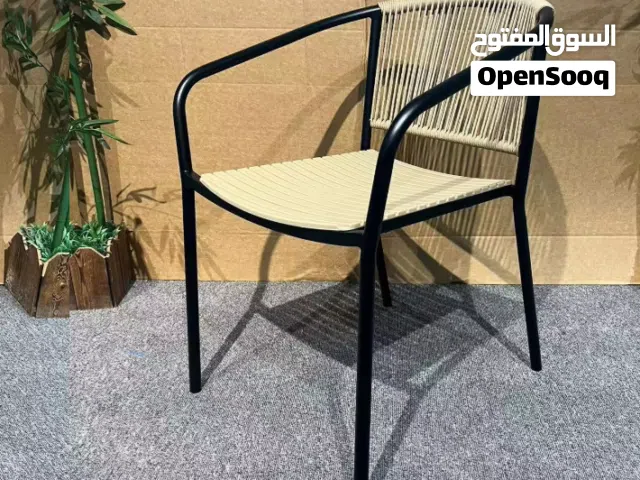 كرسي خارجي بتصميم عصري مع ايدي مصنوع من المعدن المدهون حراريا ،قابل للترتيب فوق بعض,كما يتوفر توصيل