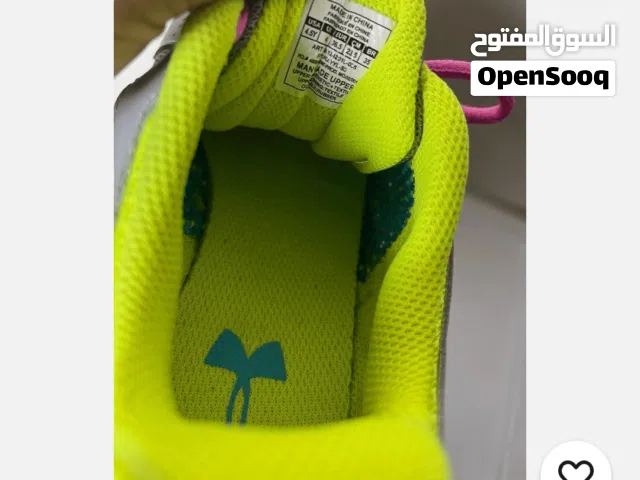 بوط رياضي بناتي شبه جديد  لون سكني وزهري أزرق قياس 28