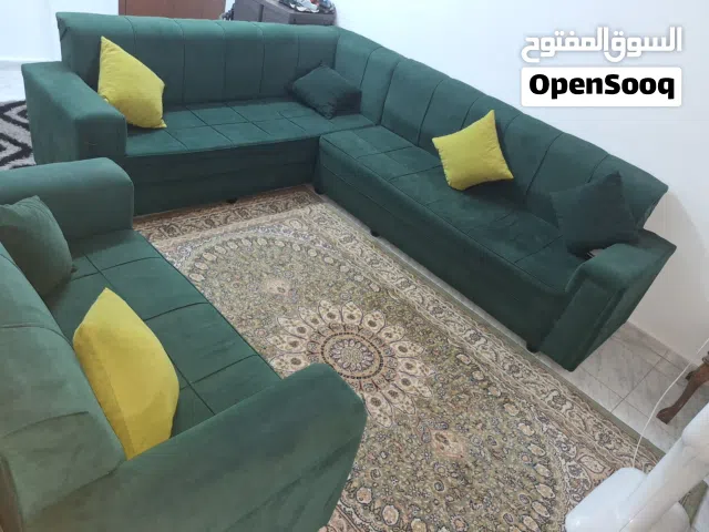 كنب كورنر للبيع مع سجادة صيدا  وطاولات خشب زان 3صغار و وحدة كبيرة