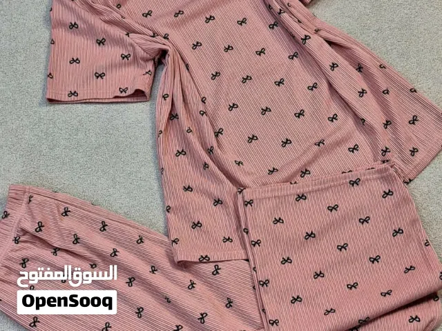 ملابس طقم نسائي