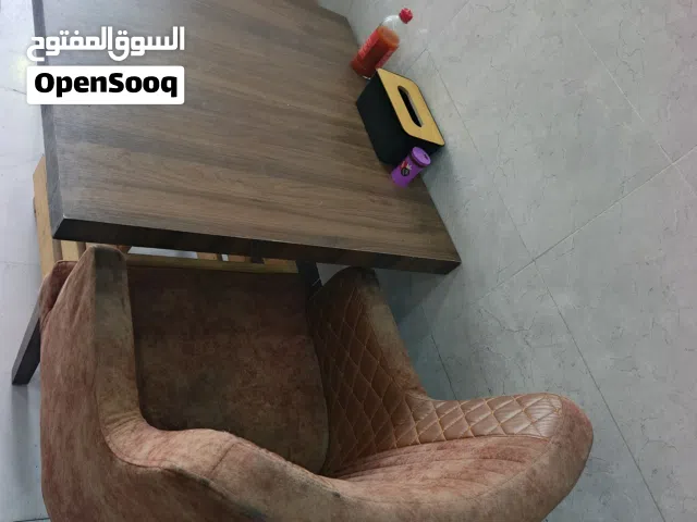 طاولات وكراسي