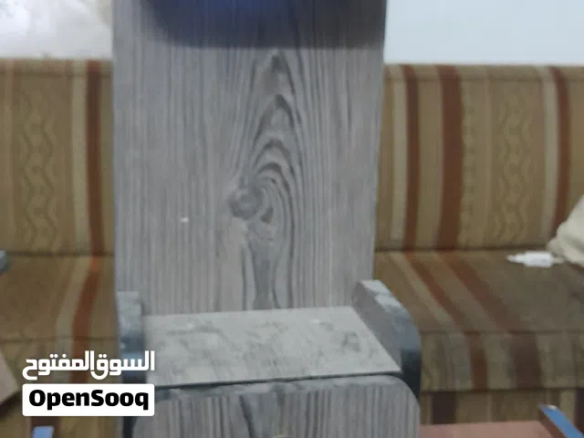 كومدينة خشبية مع رف ودرج