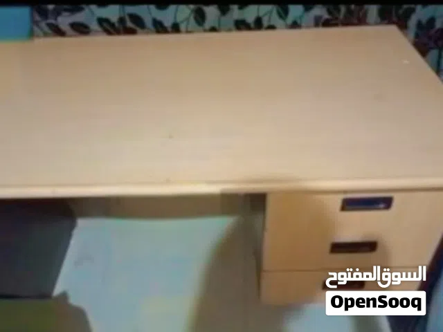 مكتب خشب بحالة ممتازة للبيع