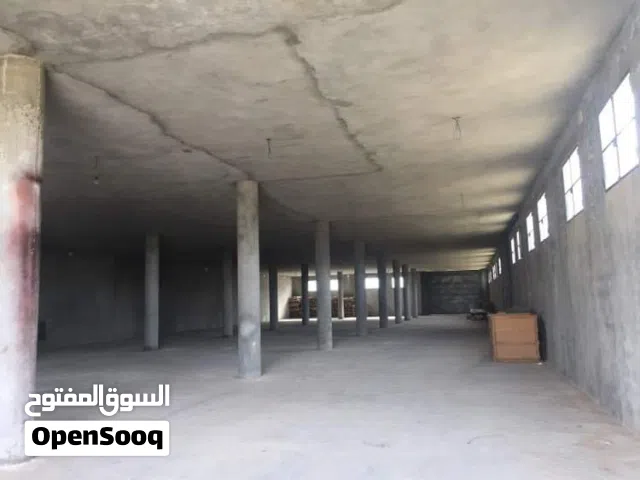للإيجار على الرئيسي هنقر او مخزن خرسانى كبير  بالإدارة على طريق الدائري وادى الربيع موقع استراتيجى