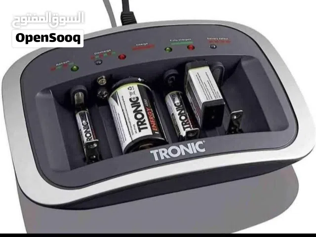شاحن بطاريات يونيفرسال من ترونيك (TRONIC) مصمم لشحن بطاريات Ni-MH و Ni-Cd القابلة لإعادة الشحن.
