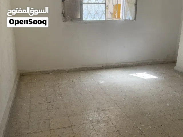 شقه للايجار طابق اول مكونه من غرفه وصالون ومطبخ وحمام ،الرصيفه حي الونشات الجبل الروسي
