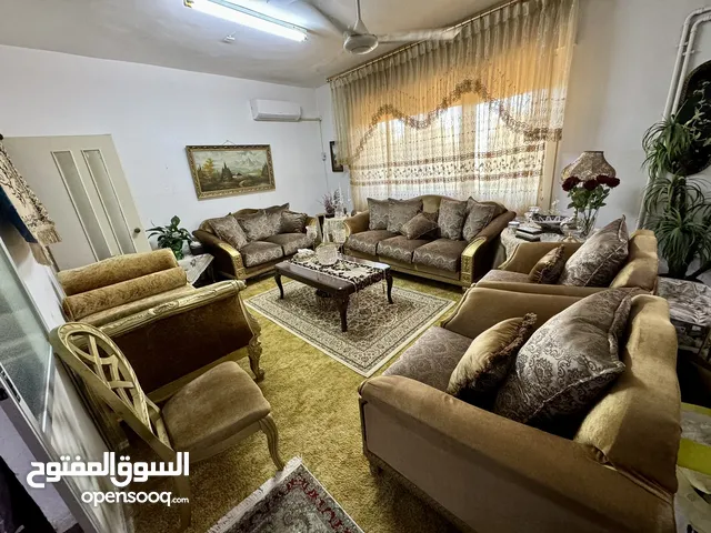 اثاث غرفة ضيوف/ كنب وسجاد وبرواز