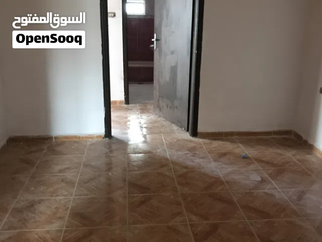 شقة للايجار طابق ارضي و طابق ثالث يوجد بلكونه لا يوجد اصنصير   الارضي شقتين و منافعها الثالث 4 غرف و