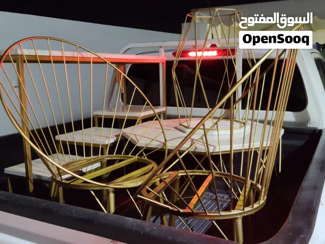للبيع: طقم جلسة راقية مودرن (كرسيين + طاولة رئيسية + طاولات خدمة) بحالة ممتازة
