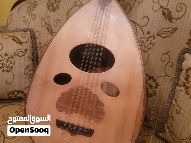 عود للبيع في عمان بسعر لقطة. زرياب اصلي مختوم وفيه ليبل.زند عياري.صوت جميل على التجربة.