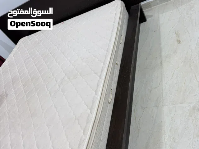 سرير وتسريحة من هوم سينتر
