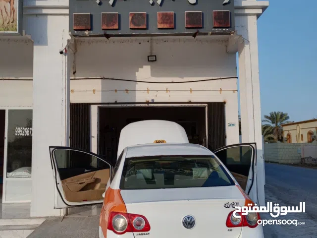 محل كهربائي سيارات في السويق على الشارع العام.