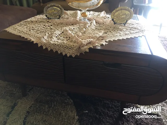 طاولة خشب منقشة