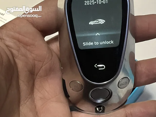 مفتاح سيارة ذكي عالمي مع شاشة LCD، والذي يهدف إلى استبدال مفتاح السيارة الأصلي بمفتاح أكثر حداثة