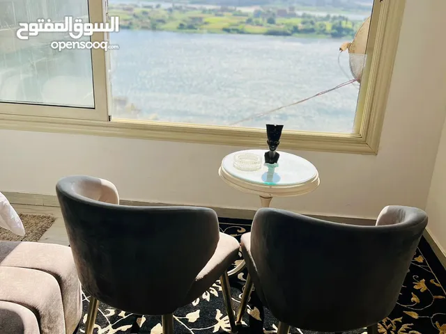 شقه فاخر للإيجار اليومي و الشهري كورنيش النيل المعادي بجوار فندق هيلتون فيو النيل و الاهرمات