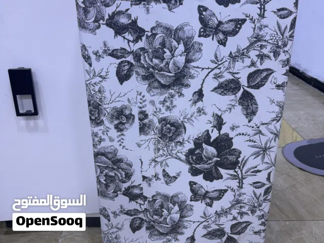 ثلاجة صغيرة داخل الغرفة مستعمل شغالة مابيها شي