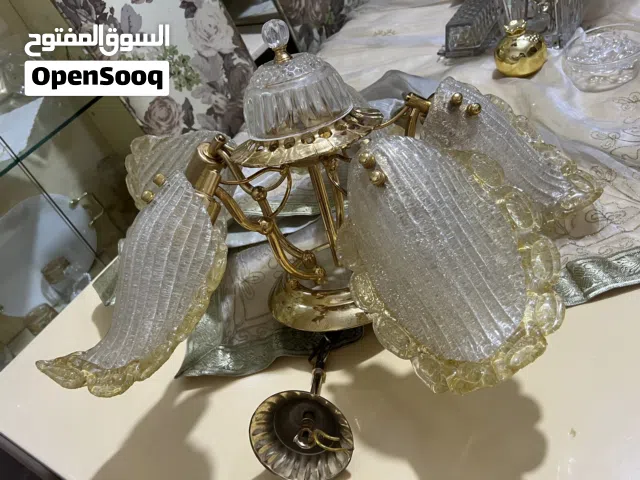 تريا سقفية فخمة بتصميم كلاسيكي أنيق لون ذهبي مع زجاج مزخرف عالي الجودة، مكوّنة من 5 أذرع بإضاءات