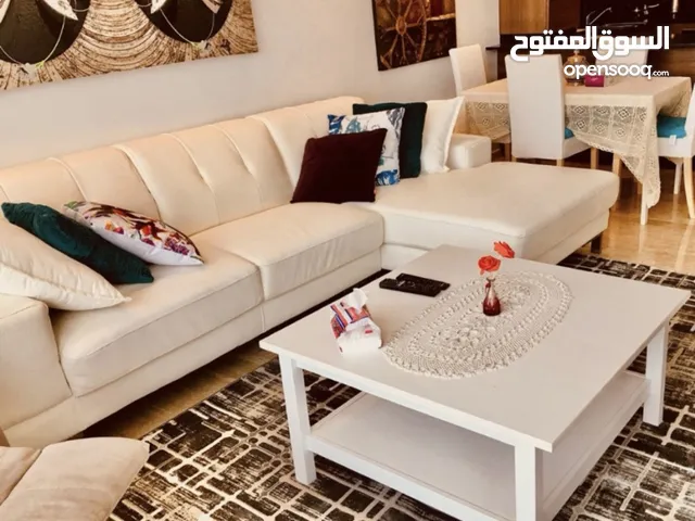 كنب جلد وطاولة وسط للبيع ودولاب للتغيير للرضع