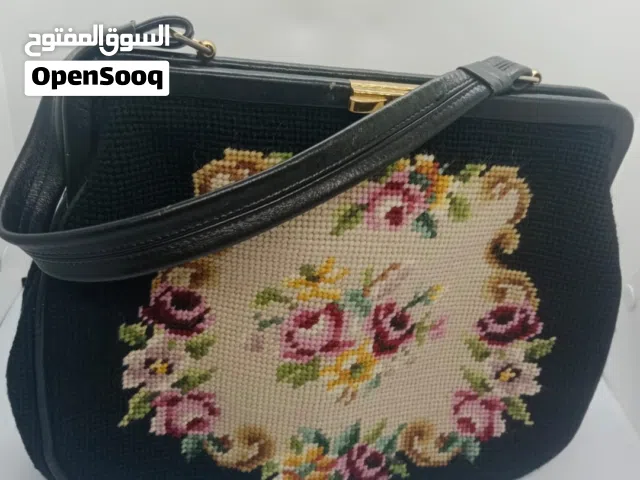 حقيبه ستاتي صناعة فرنسية مطرزه تطريز يدوي نوع ايبسن بحاله ممتازه ذات طابع كلاسيكي للبيع